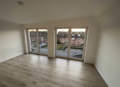 Exklusive, neuwertige 2,5-Zimmer-Endetagenwohnung mit EBK + Balkon + Stellplatz