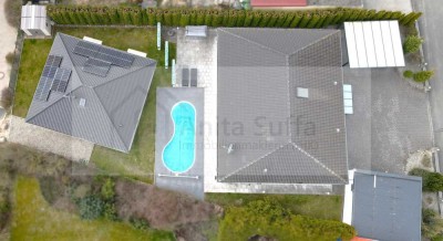 Luxuriöse Wohnanlage | 2 Bungalows, Garten, große Poolanlage, Doppelcarport, Doppelgarage