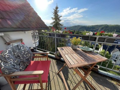 DIE GEMÜTLICHE MIT ÜBERRAGENDEM AUSBLICK, ZWEI BALKONEN, SICHTBALKEN, BAD MIT FENSTER UND WANNE, SP