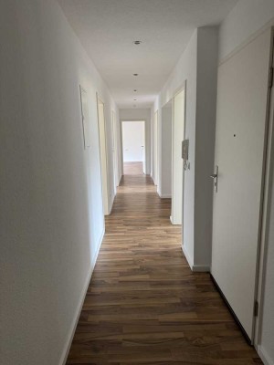 Familientraum mit Stil: Neu renovierte 5-Zimmer Wohnung Top-Lage mit großer Terrasse & morderne EBK