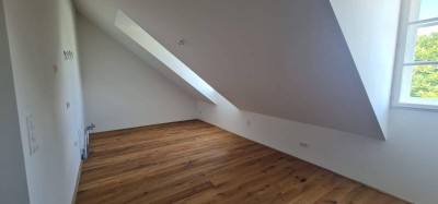 ERSTBEZUG! Moderne Garconniere im Dachgeschoss – Effizient &amp; zentral gelegen