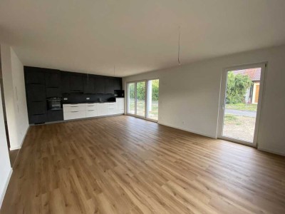 Erstbezug mit Balkon und Einbauküche: Schöne 3-Zimmer-Etagenwohnung mit geh. Innenausstattung (1/4)