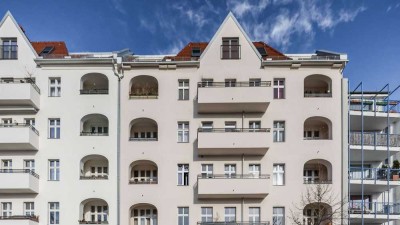 Charmant & hell: Altbauwohnung mit großem Balkon mit Blick auf den Landwehrkanal