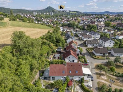 Idyllische Doppelhaushälfte mit Einliegerwohnung und eigenem Waldstück in RT-Sondelfingen