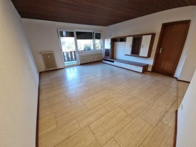 Vollständig renovierte Wohnung mit drei Zimmern und Balkon in Frechen