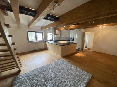 Ruhige, frisch renovierte 3-Zi-Maisonette-Studio-Wohnung mit EBK und Stellplatz