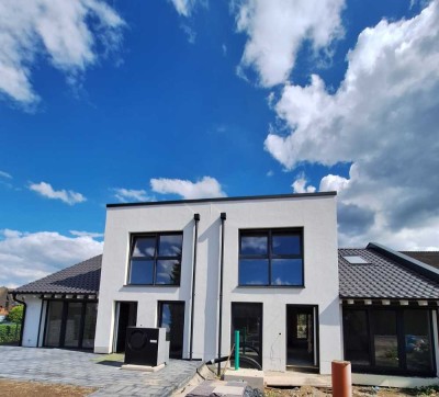 Neubau Erstbezug! Außergewöhnlich breites Reihenhaus mit gehobener Innenausstattung in Witten Ardey