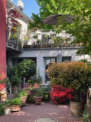 Große Traumwohnung in grüner Hinterhaus-Idylle bei zentraler Lage!