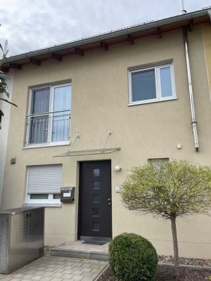 Modernes Reihenhaus mit EBK und kleinem Garten in ruhiger Lage