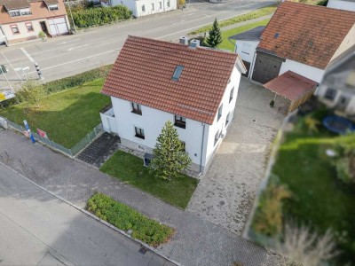 Gepflegtes Einfamilienhaus auf großem Grundstück mit Carports, Garage und Scheune in Helmsheim
