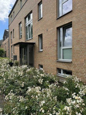 Stilvolle, vollständig renovierte 3-Zimmer-Erdgeschosswohnung mit Terrasse in Hamburg Wellingsbüttel