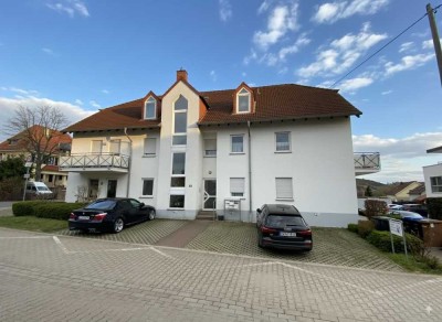 Geschmackvolle Terrassenwohnung mit einem Zimmer sowie Balkon und EBK in Hargesheim