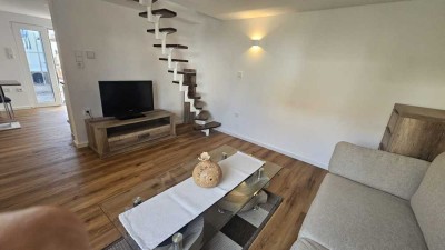 Voll möbliertes Häuschen mit Terrasse, Garagenanteil und Stellplatz