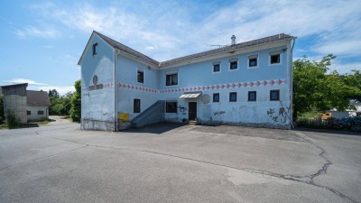 Attraktives Entwicklungsobjekt in zentraler Lage – Ehemaliges Gasthaus mit großem Grundstück