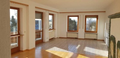 Preiswerte, geräumige und gepflegte 5-Zimmer Wohnung mit Balkon in Warth