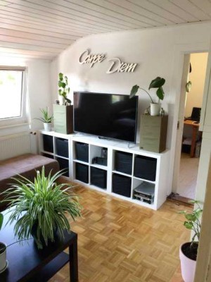 Für 2 Personen! Charmante 3,5 Zimmer DG-Wohnung mit EBK am Rande der Villenkolonie