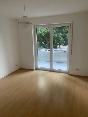 Modernes Wohnen nahe Feldrand: Gepflegte 2-Zimmer-Wohnung mit Balkon, Garage & Klimaanlage