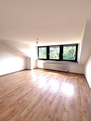 2 Zimmer Dachgeschosswohnung  mit durchdachter Rauaufteilung und neuem Tageslichtbad