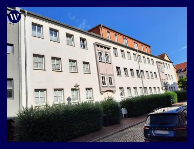 Kleine, renovierte 2-Zimmer-Wohnung: neuer Boden, frisch gestrichen, separate Küche, Tageslichtbad