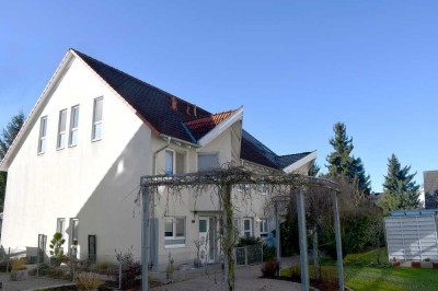 **RESERVIERT** Modernes Stadthaus mit stilvollem Ambiente & Garten-Oase