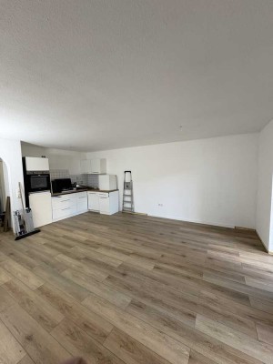 AB AUGUST BEZUGSBEREIT - Renovierte 2-Zimmer-Wohnung in zentraler Lage für Singles oder Paare