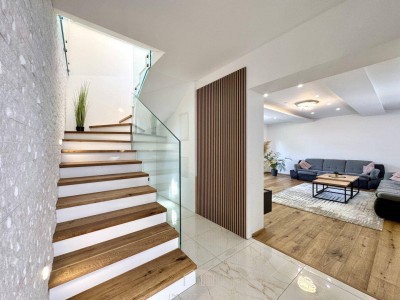 RUHE UND NATUR: Geräumiges Einfamilienhaus mit Doppelgarage und viel Stauraum