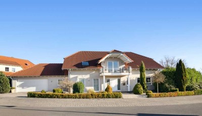 Luxuriöses Wohnen: Moderne Villa mit privatem Gartenparadies
