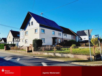 Gemeinde Härtlingen: Einfamilienhaus (Bauernhaus) mit Scheune und Garagen