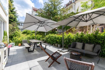 Modernes Wohnen nahe der Dengler Klinik: Neubau mit Terrasse im Grünen