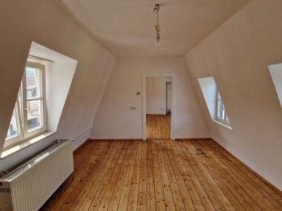 2-Zimmer Altbauwohnung im Dachgeschoss, Innenstadt-Denkmalobjekt!