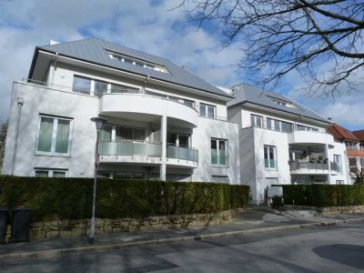 Moderne Familienwohnung mit zwei Bädern und umlaufender Dachterrasse