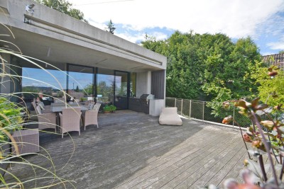 Moderne Architektenvilla mit Festungsblick