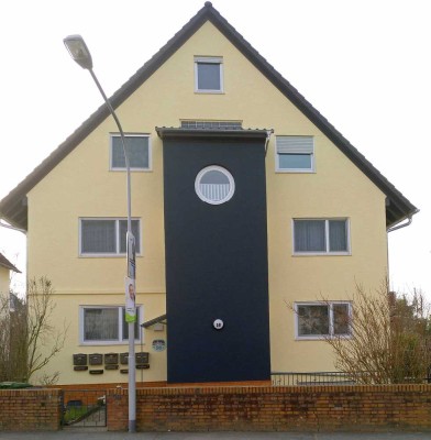 Neuwertige 3 Zimmer Dachgeschosswohnung mit Bad und Balkon