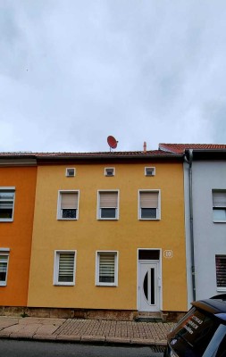 Kleines Reihenmittelhaus, in ruhiger Seitenstraße der Stadt Mühlhausen, zu verkaufen :)