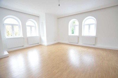 perfekt geschnitten & frisch renoviert: großzügige Altbauwohnung in zentraler Lage