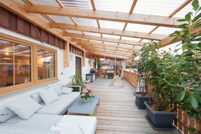 Sehr gepflegte, helle 4-Zimmer Wohnung mit großer Dachterrasse in Surheim