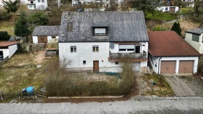 Renovierungsbedürftiges Einfamilienhaus mit wunderbaren Ausblick – Ihr Projekt mit Potenzial!