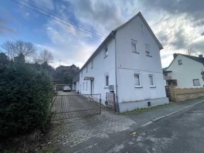 Vermietetes Zweifamilienhaus mit zusätzlichem Bauplatz und Baugenehmigung in Ehringshausen!