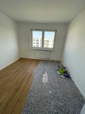 gut geschnittene 2-Raum-Wohnung mit Wannenbad, Balkon und Keller