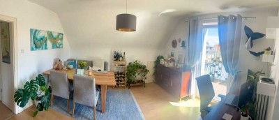 Flüsseviertel: Lichtdurchflutete 2-Zi DG-Wohnung mit großem Balkon und gehobener Innenausstattung