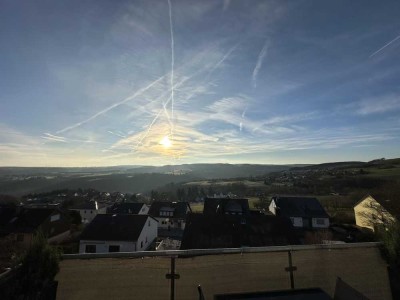 Begehrte Höhenlage: Korlingen - Maisonettewohnung mit toller Aussicht - Küche+Balkon+Stellplatz