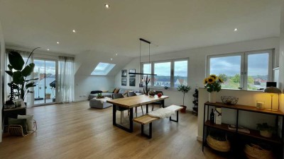 Moderne sonnige barrierefreie 2-Zi Dachgeschosswohnung mit Panoramablick, grossem Balkon und Aufzug