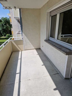 In Offenbach am Main: Gepflegte Wohnung mit drei Zimmern und Balkon