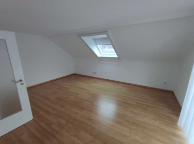 Helle Dachgeschosswohnung mit optimaler Verkehrsanbindung