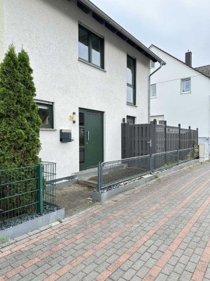 Doppelhaushälfte mit 146qm Wohnfläche, ausgebautem Dachgeschoss, Terrasse und Stellplatz -