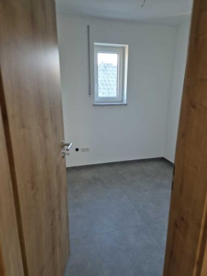 Schöne und neuwertige 3-Raum-Wohnung mit EBK in Schierling