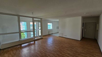 „Neuer Wohntraum: 2-Zimmer-Wohnung mit Wintergarten und offener Küche enthüllt!“