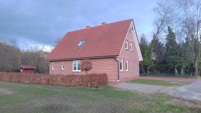1270 € - 150 m² - 5.0 Zi.
Frisch renoviertes Haus in der Natur.