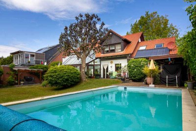 KÄUFERPROVISIONSFREI:
Exklusives Wohnen mit Wohlfühlfaktor – Traumhaus mit großem Garten, Pool und