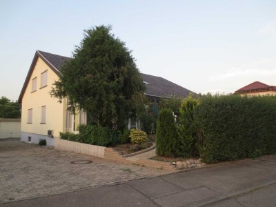 Helle 3,5 Zi-DG-Wohnung  ,  WZ , SZ  , Zi , Ankleide , Kü , Di , Bad , Balkon + Ke in Orsingen
